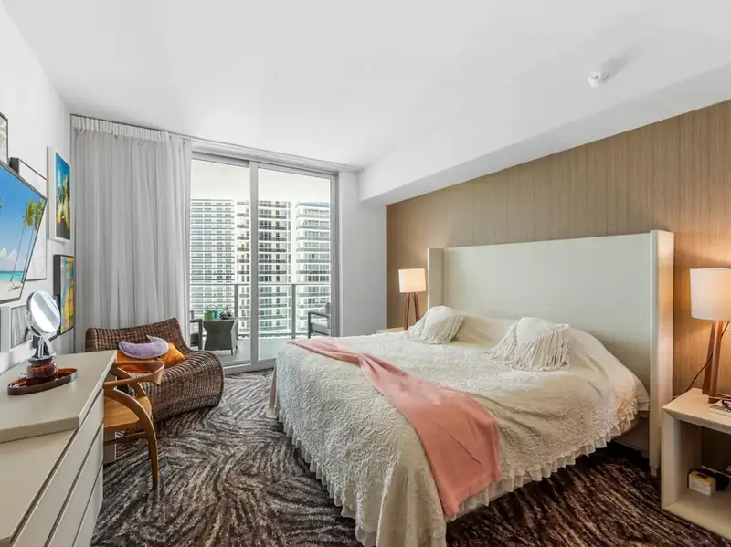Bedroom in the one-bedroom ocean-view apartment